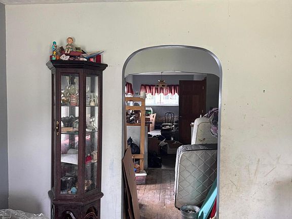 5th image of 1085 Hart Rd