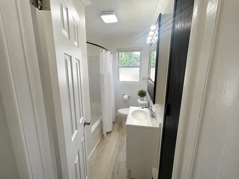2582 Roselawn St — Photo 7