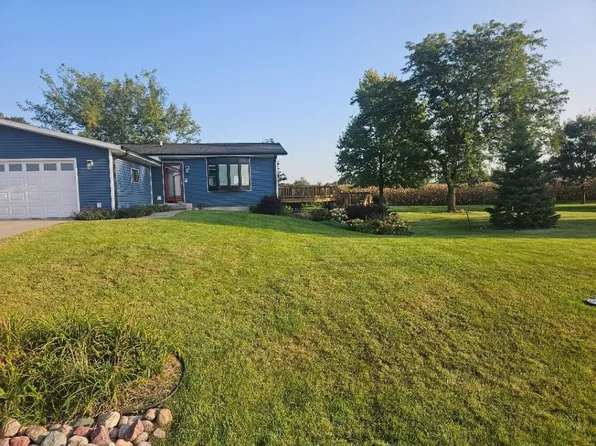 1214 1st St, Belle Plaine, IA 52208