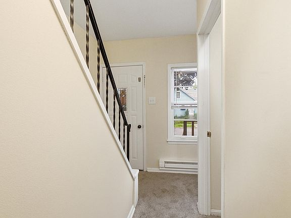 5th image of 256 Rose Ave W