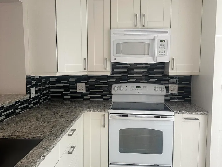 7867 Bahia Vista Ct #7867 — Photo 3