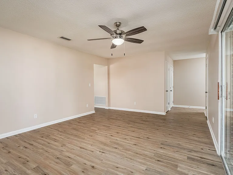 261 Dillon Dr — Photo 4
