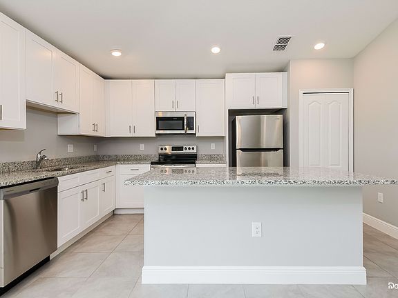 4th image of 522 Bristol Cir