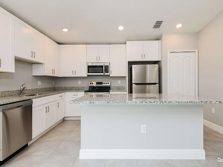 522 Bristol Cir — Photo 4