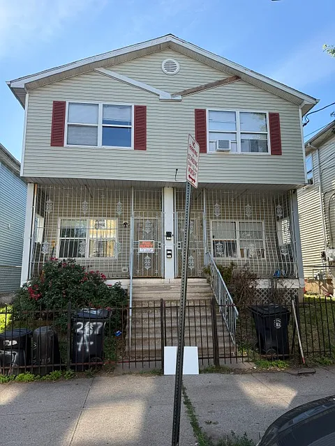 3 bed, 1.5 bath, $2,700 — Photo 1