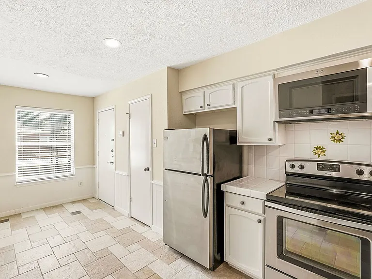 496 N Post Oak Ln — Photo 15