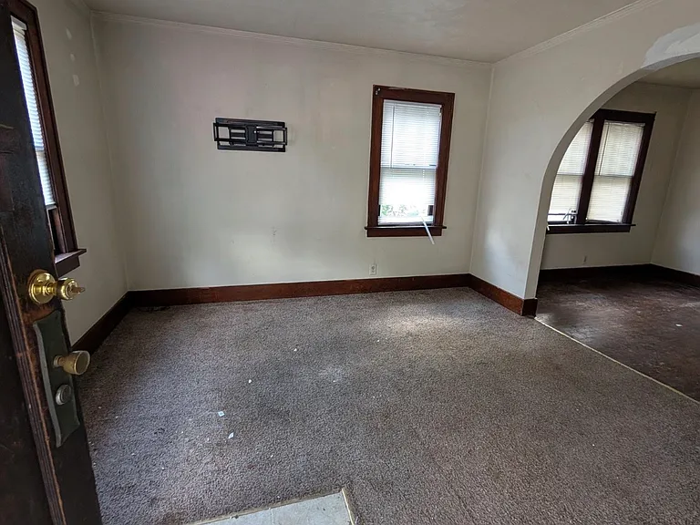 812 W Macqueen Ave — Photo 2
