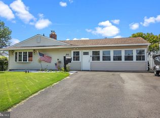 35 Mistletoe Ln, Levittown, PA 19054