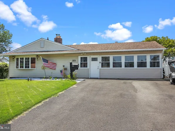 35 Mistletoe Ln, Levittown, PA 19054