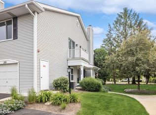 329 Coventry Ct #4-1, Clarendon Hills, IL 60514