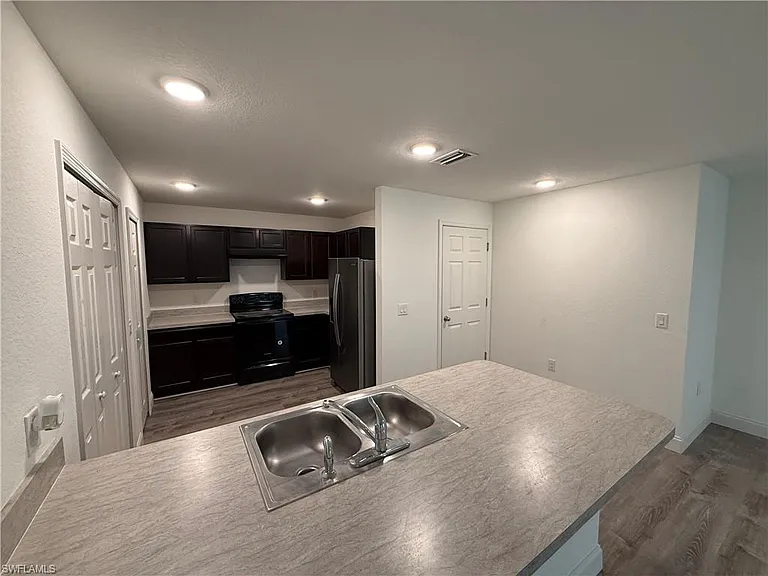 3242 Cordova Ter — Photo 4