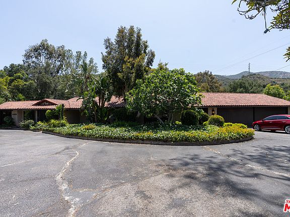 3rd image of 6320 Honolulu Ave