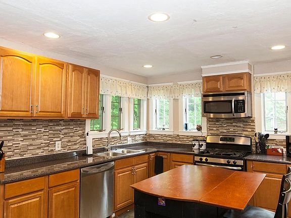 3rd image of 18 Saint Elmo Rd