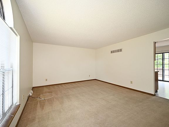 4th image of 1143 Hampton Ln
