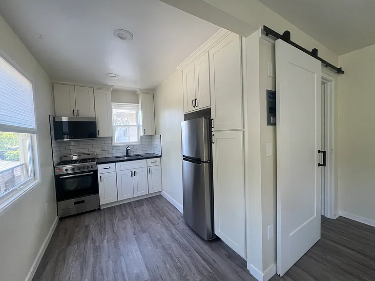251 Emerson St #5 — Photo 4