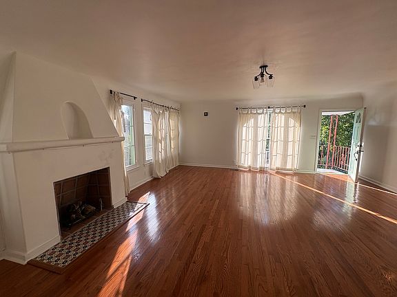 5th image of 320 N Burlington Ave