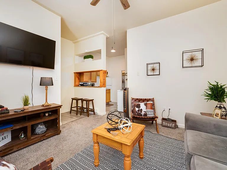 612 W Market St #1 — Photo 8