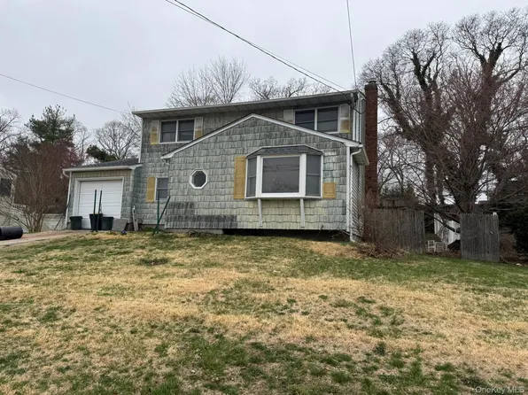 18 Willow Street, Selden, NY 11784