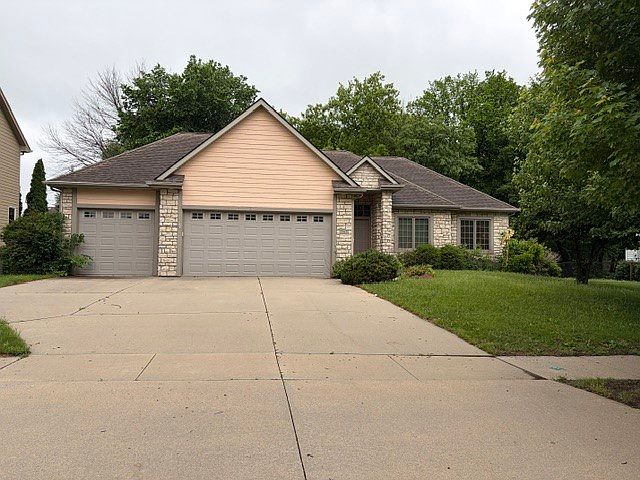 1st image of 2412 SW Woodbury Ln