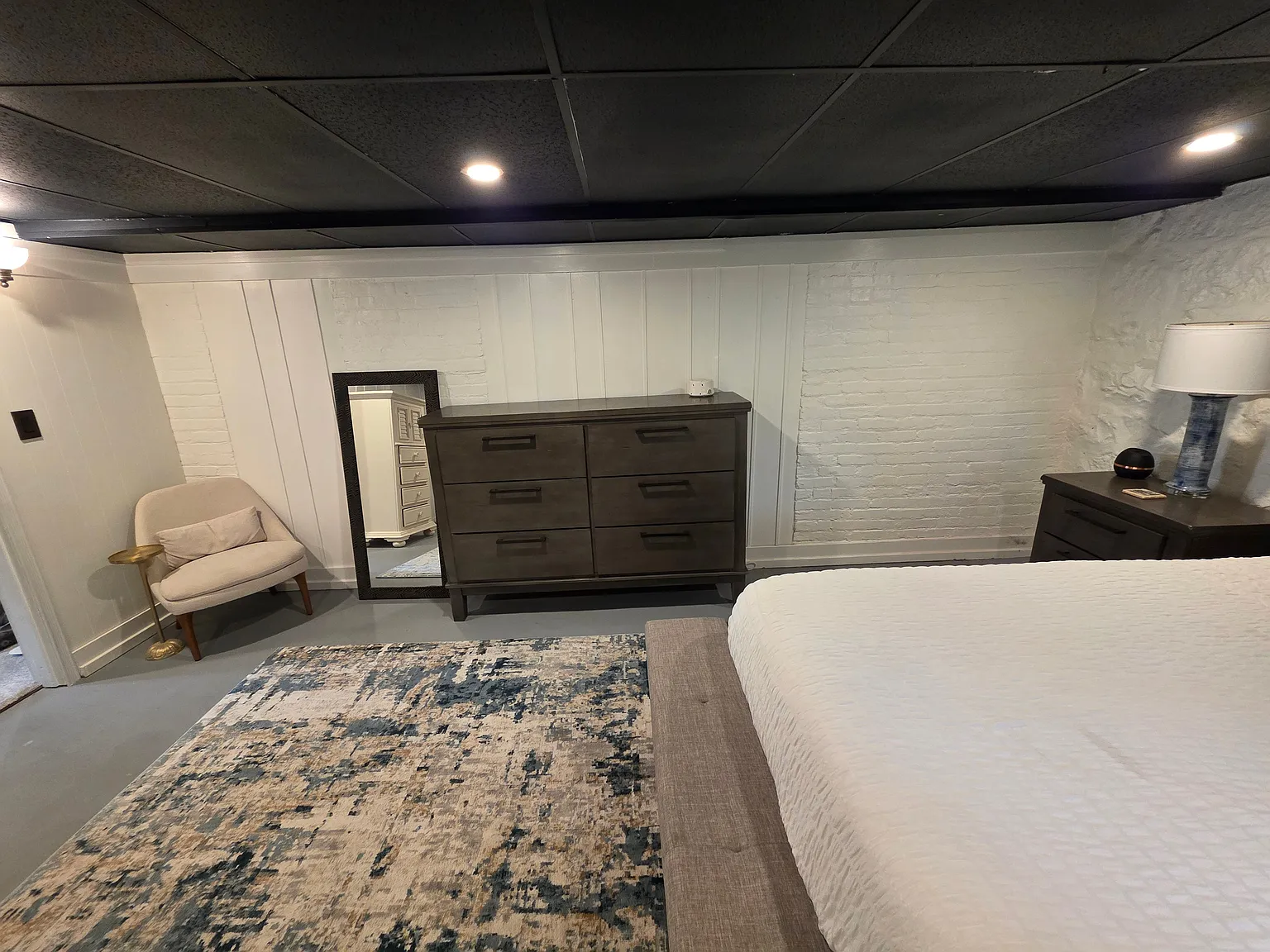 Updated Semi-basement Apartment — Photo 2