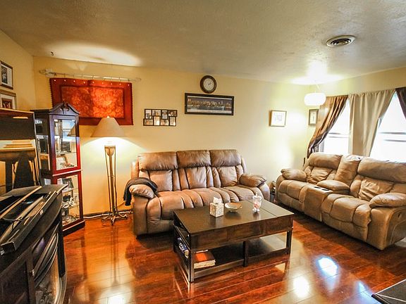 2nd image of 923 Gardenside Dr