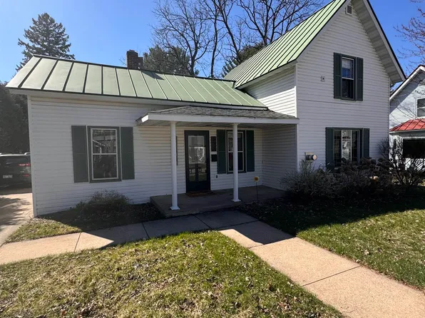 512 5th St, Waupaca, WI 54981