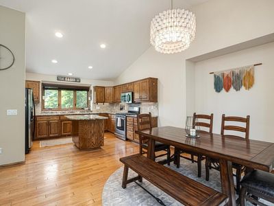 1816 Commonwealth Dr, Burnsville, MN, 55337