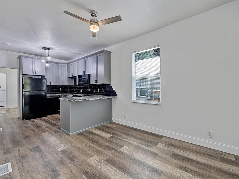 736 Jackson St N #4 — Photo 5