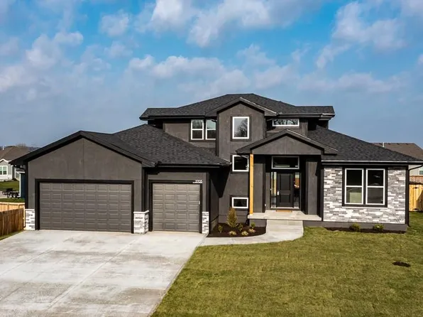 2705 Meadowbrook Ct, Tonganoxie, KS 66086