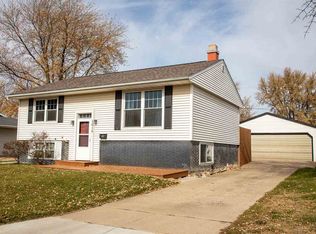 1614 Golden Valley Dr, Waterloo, IA 50703