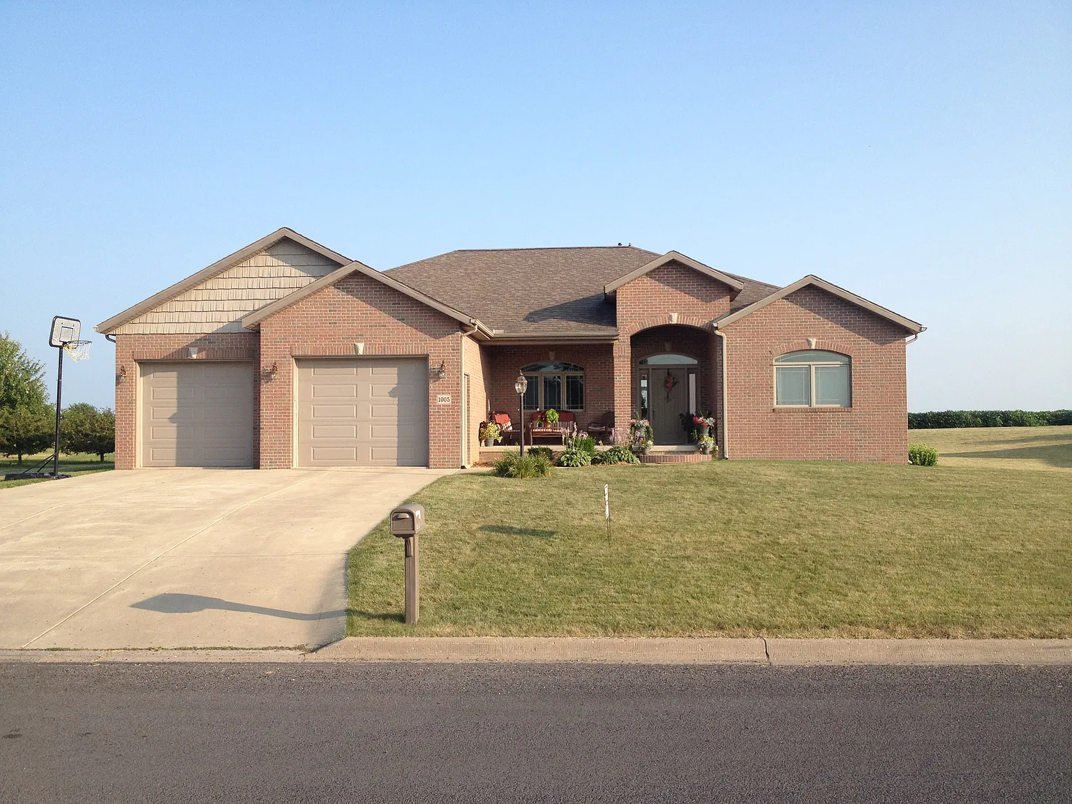 1005 W High St photo 1