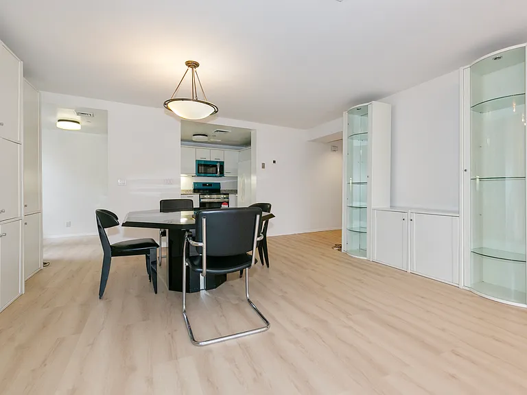 100 Cuttermill Rd — Photo 14