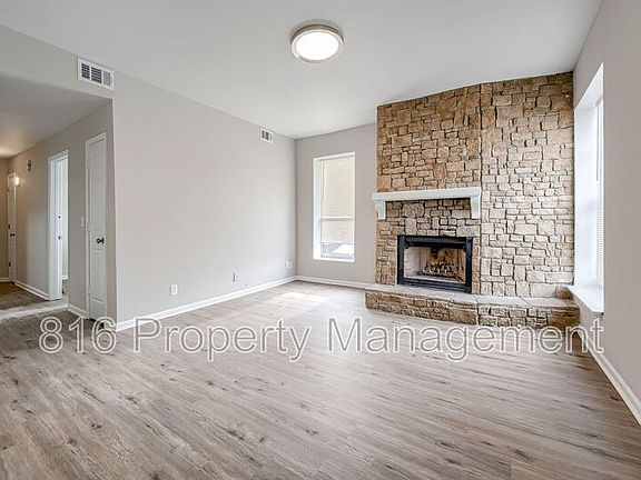 3rd image of 301 Benton Blvd APT 4