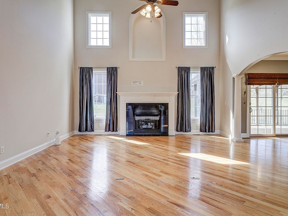 10th image of 405 Heather View Dr