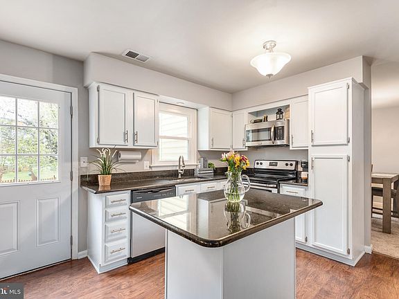 3rd image of 3 McCormick Ct