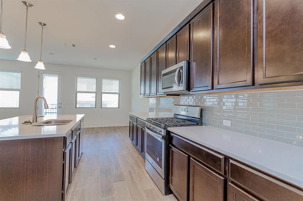 3 bed, 2.0 bath, 1733 sqft, $2,065 — Photo 4