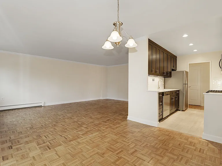 Hamilton Court Apartments — Photo 11
