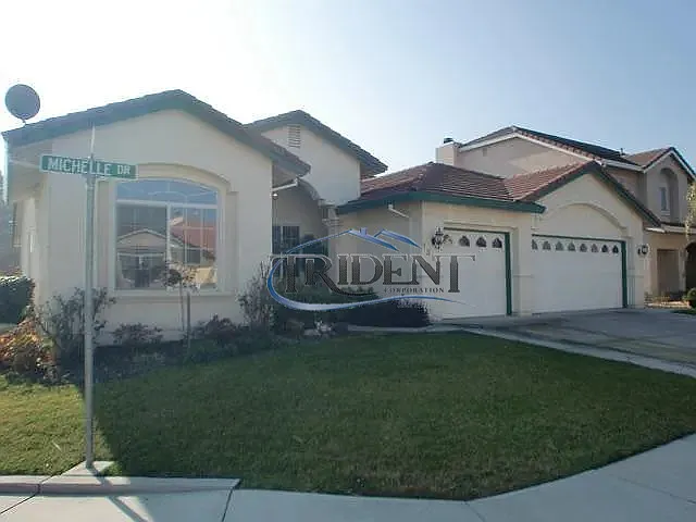 4 bed, $3,000 — Photo 1