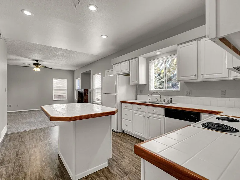 8720 Massey Cir — Photo 11