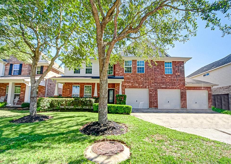 Stunning 2-story home with an immaculate front yard has pretty green shrubs and mature trees.The home benefits from a three-car garage with plenty of space for additional visitor parking.