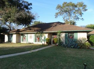 52 Candlewood Ct, Lake Jackson, TX 77566