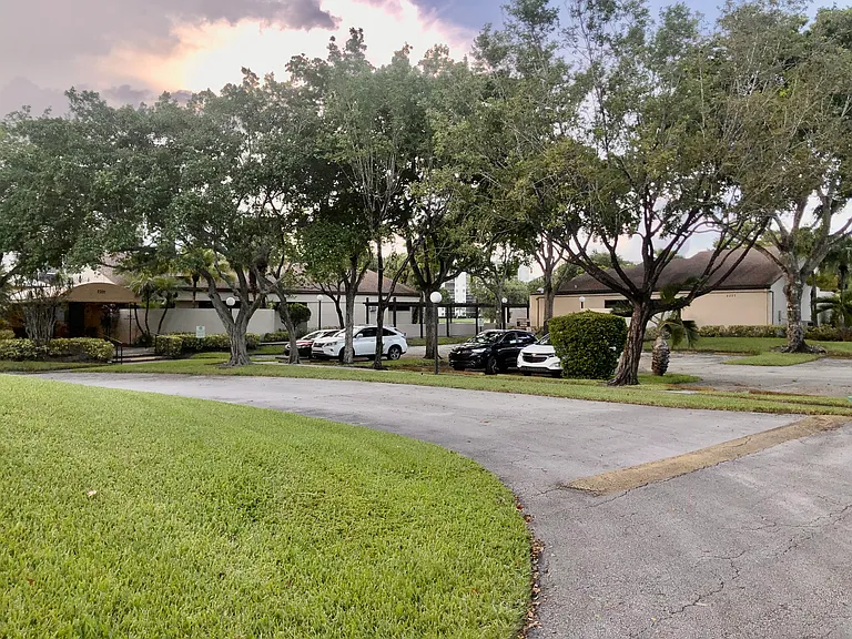 2311 S Cypress Bend Dr — Photo 42