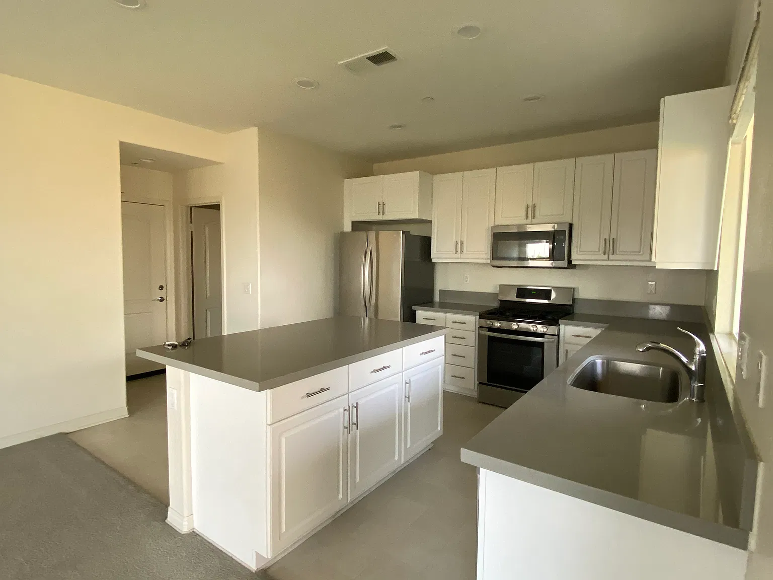 5 bed, 1973 sqft, $5,500 — Photo 2