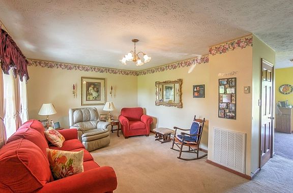 4th image of 225 Clairmont Cir