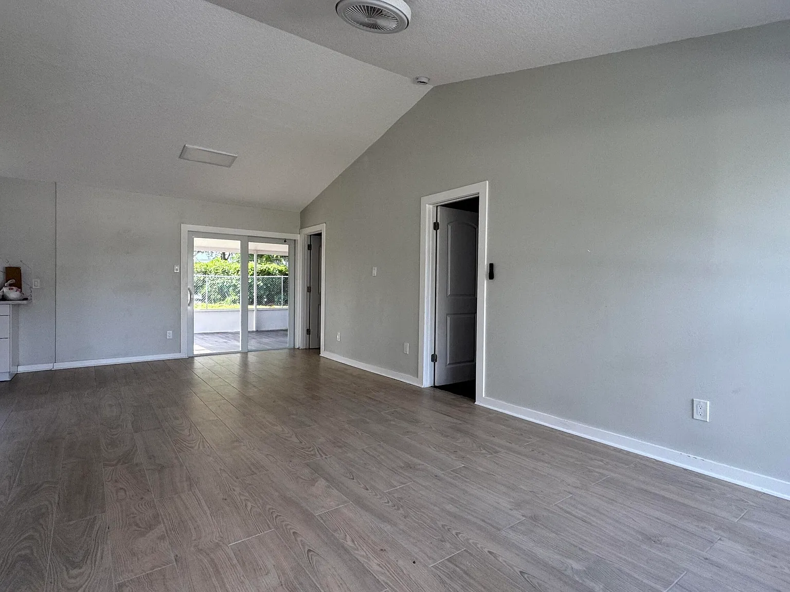 2 bed, 2.0 bath, 992 sqft, $3,200 — Photo 2