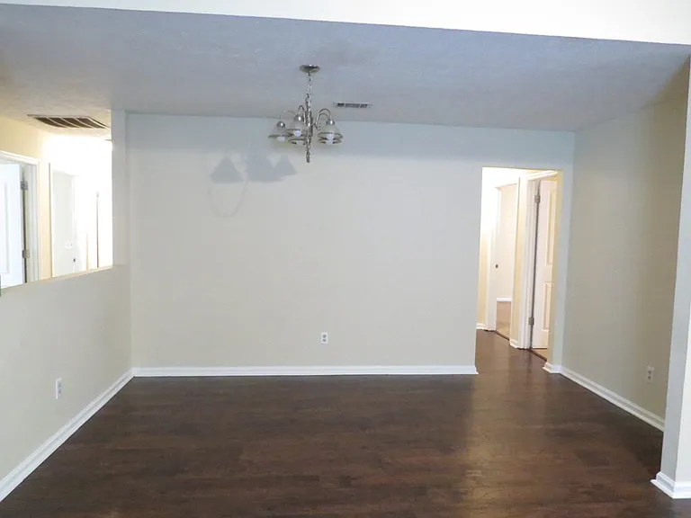879 Arlington Dr — Photo 4