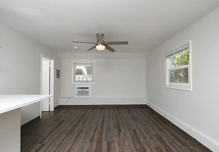 10002 1/2 Pinewood Ave — Photo 3