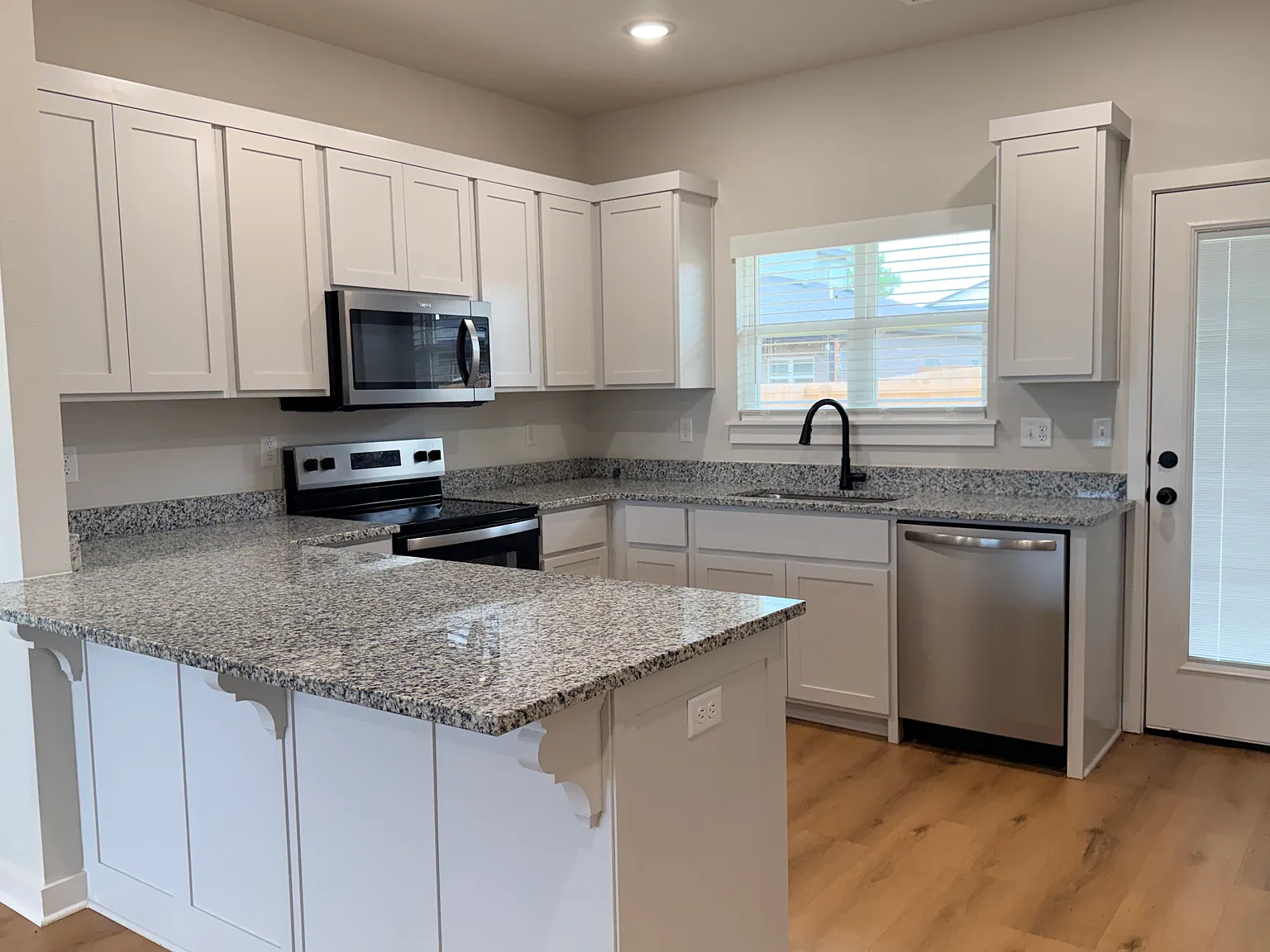 3 bed, 2.5 bath, 1475 sqft, $1,750 — Photo 3