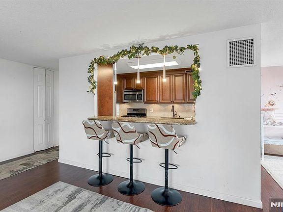 5th image of 555 North Ave APT #17s