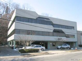 307 E Shore Rd, Great Neck, NY 11021